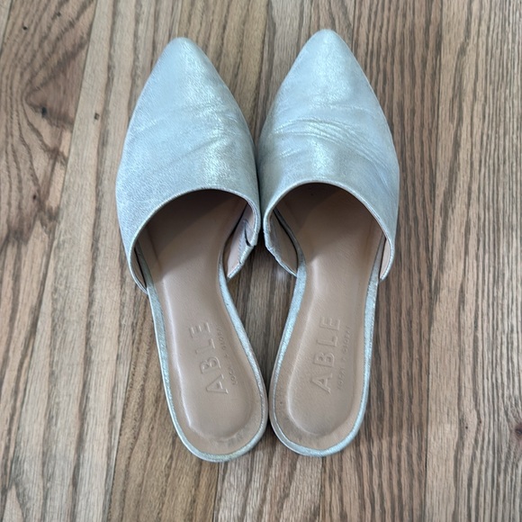 Able Silver Pointed Toe Mule Size 6M - Picture 2 of 4